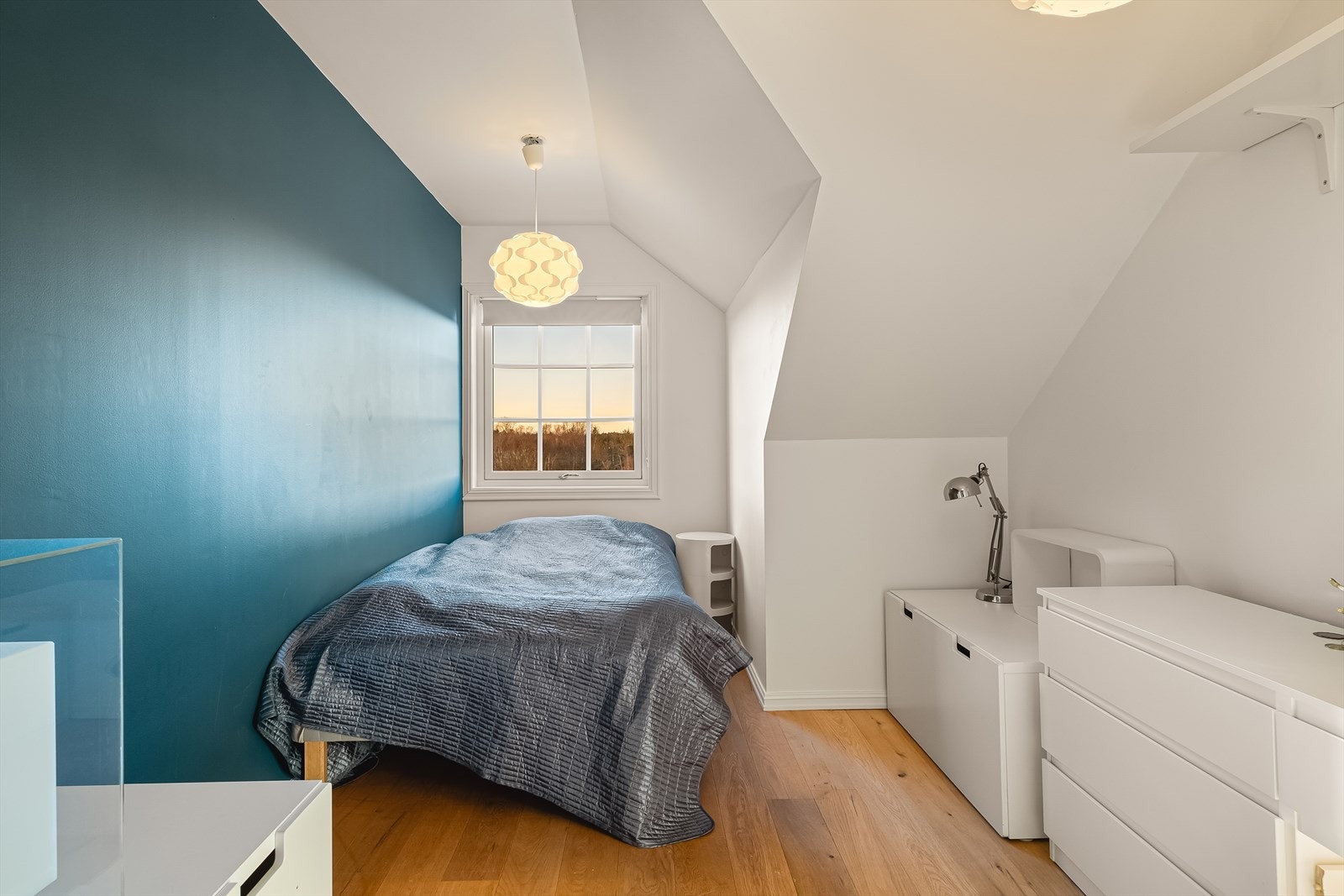 I etasjen er det flere boder/kott som gir fin oppbevaringsplass til det man ønsker lett tilgjengelig - som f.eks. klær. Galleribilde