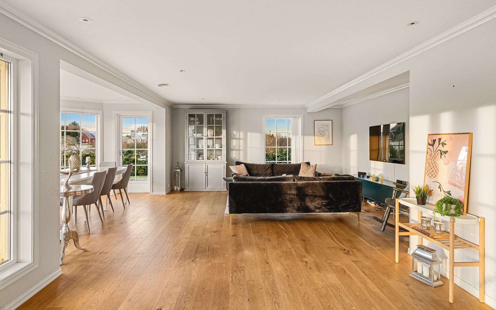 Oppholdsrommene med stue og kjøkken strekker seg langs hele fremsiden av huset. Galleribilde