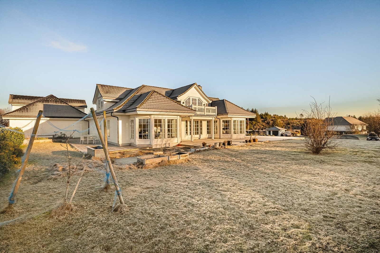 Gangavstand til barnehage. 5-11 min kjøring til barne-, ungdoms- og videregående skoler, samt butikk og Storebø senter. Galleribilde