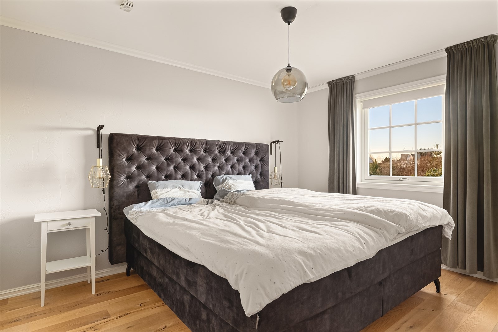 "Master suite" er det eneste soverommet i etasjen. Egen avdeling med direkte tilkomst til både garderoberom og bad. Galleribilde