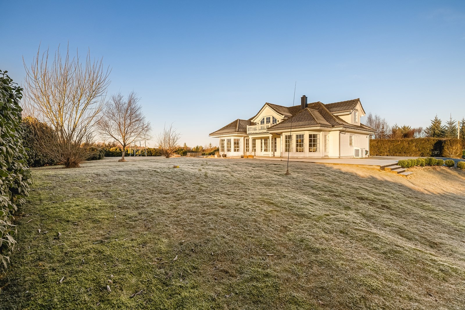 Ca. 9 min kjøring til fergekai. Nydelige turområder, og flere aktivitetsmuligeter innen kort kjøreavstand. Galleribilde