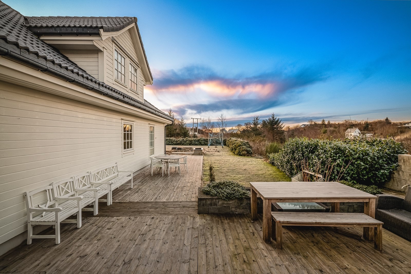 Det er pent opparbeidet med over 100 m² terrasseplatting i "alle" himmelretninger rundt huset. Galleribilde
