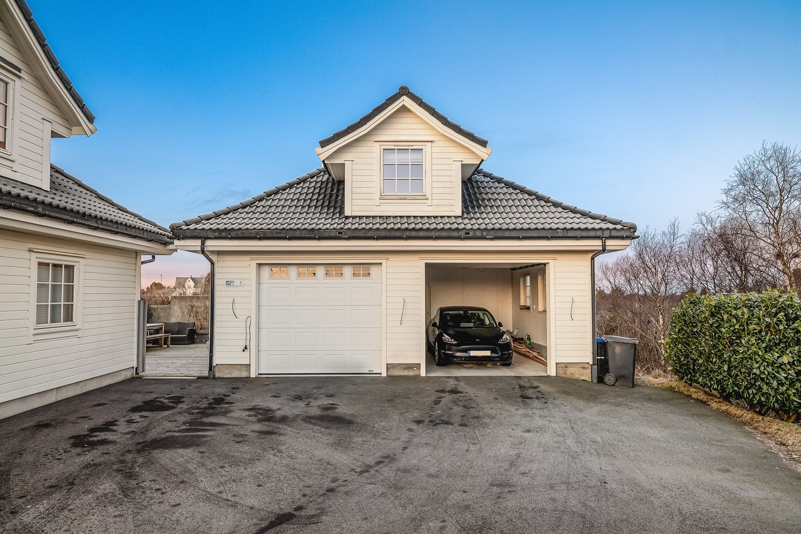 Hybel over garasje er innredet med stue/soverom/kjøkken, samt bad, og holder moderne standard. Det er ikke søkt om innredning av loftet. Galleribilde