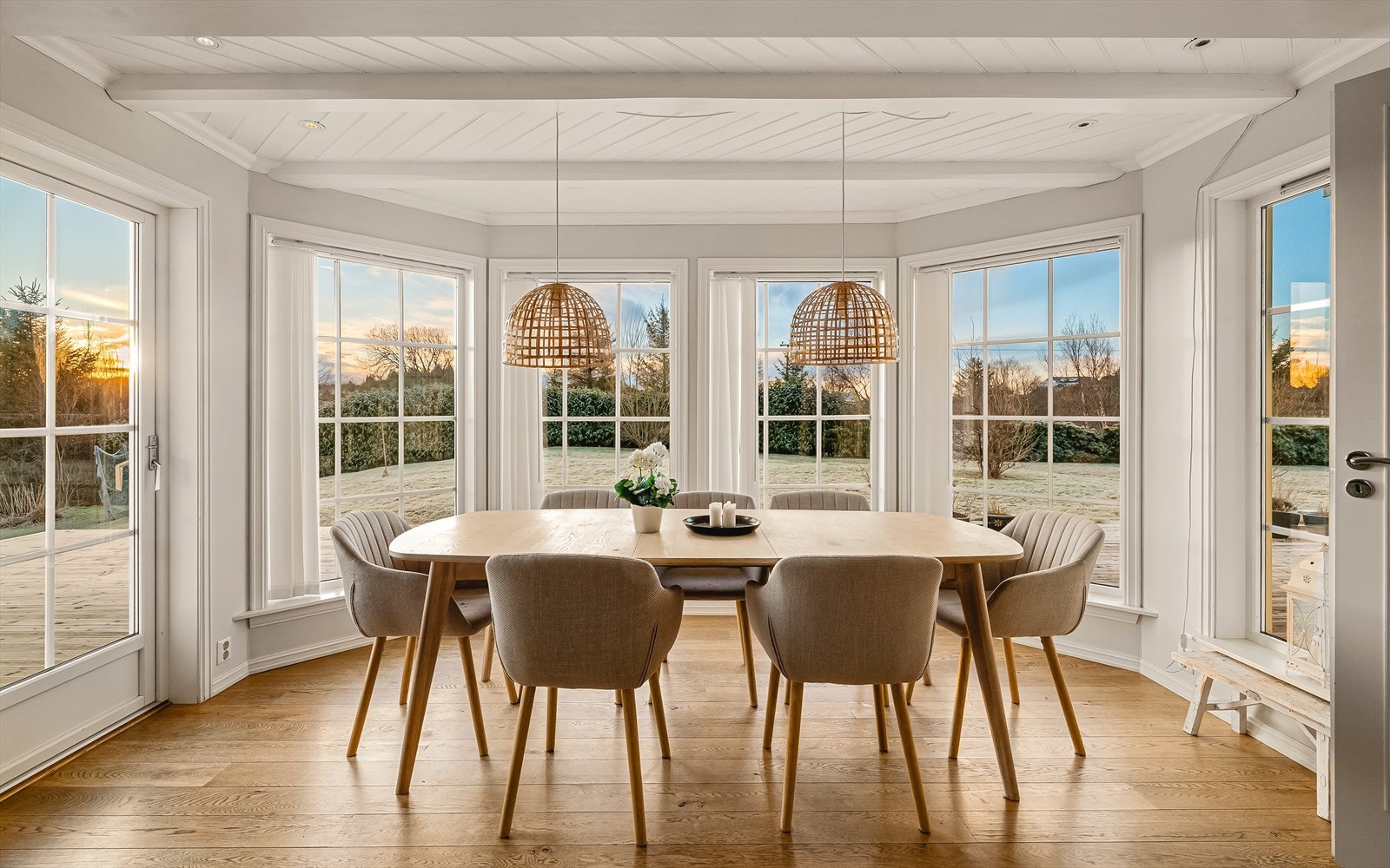 Utrolig trivelig spiseplass, hvor det er direkte utgang til terrasse og hage også herfra. Galleribilde