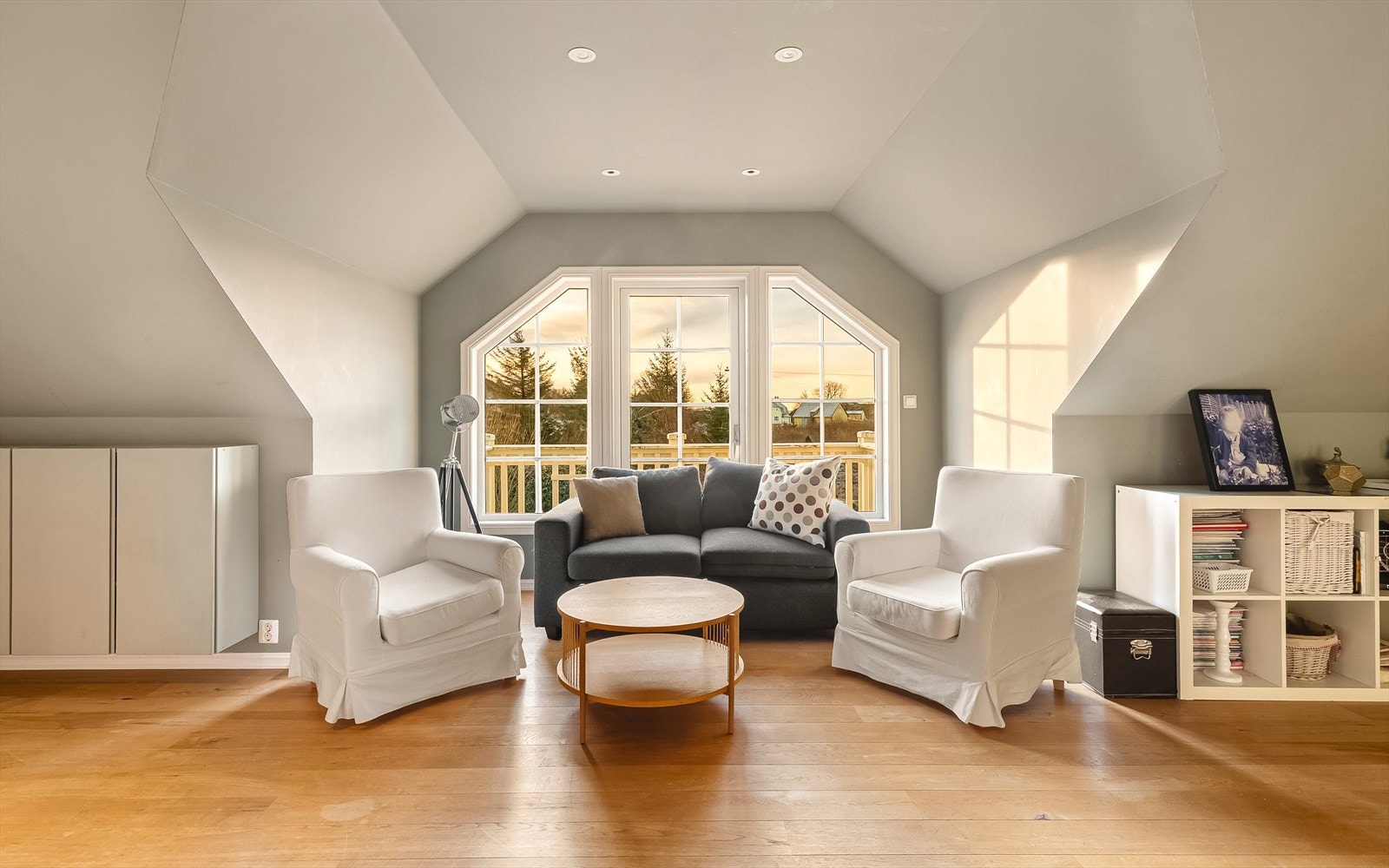 Hyggelig med en sosial sone når barna har venner på besøk. Direkte utgang til fin balkong fra loftstue. Galleribilde