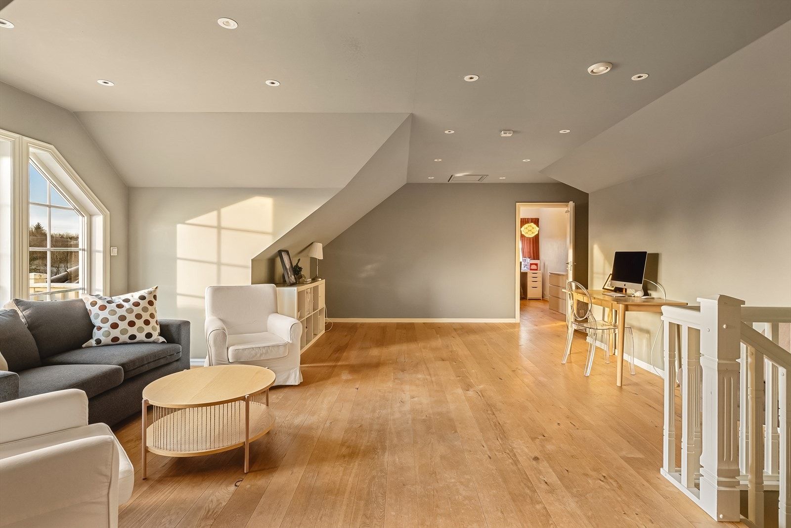 En perfekt etasje for familien. Stor, herlig loftstue knytter sammen 4 soverom, bad og flere boder. Trivelig samlingspunkt i etasjen. Galleribilde