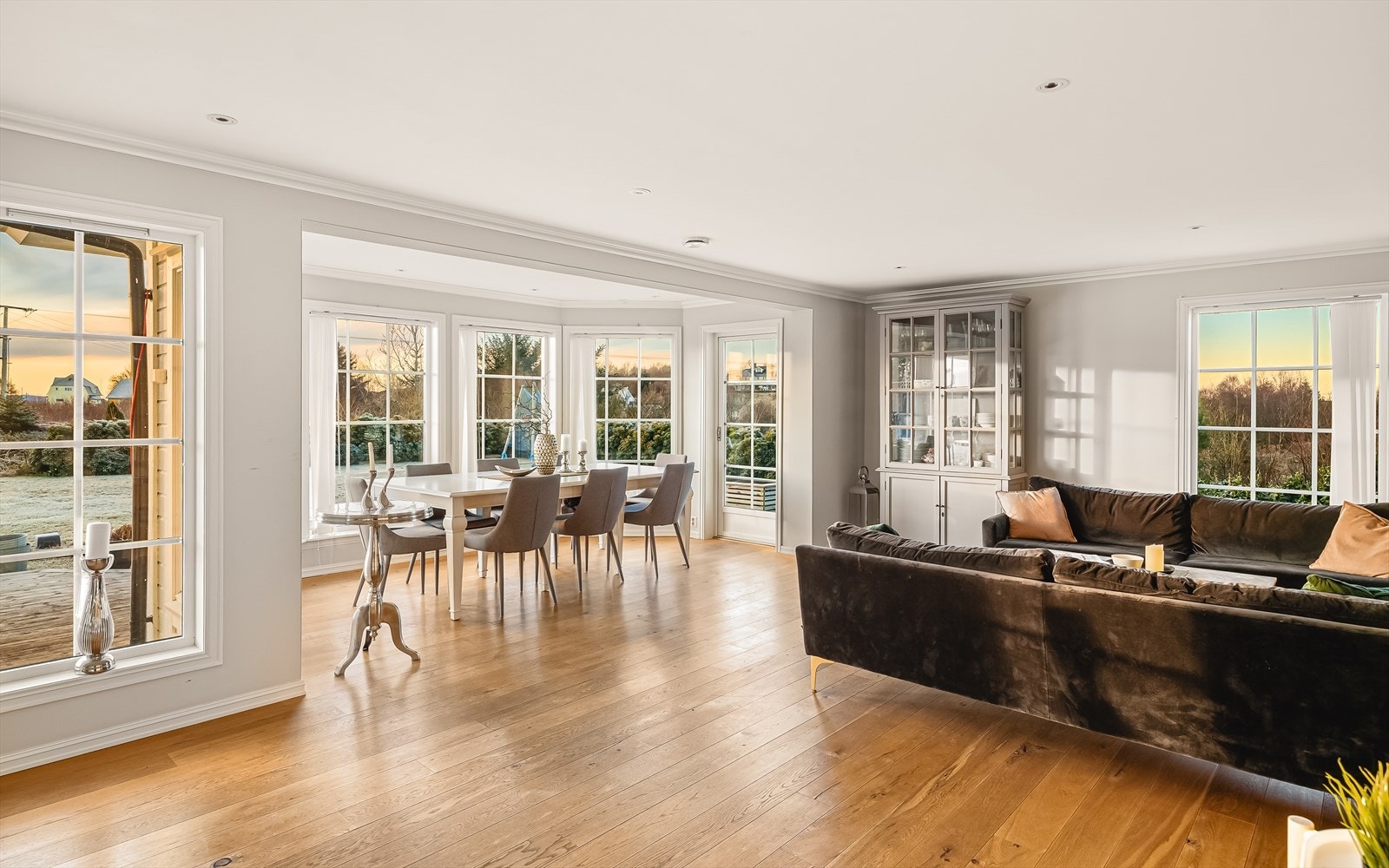 Stue måler 57,6 m², og har fine soner til flere hyggelige sittegrupper. Galleribilde