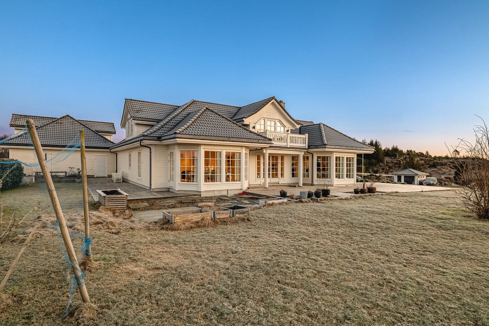 Eiendommen består av enebolig, samt stor frittstående garasje med loft. Ca. 2 mål tomt; usjenert, solrikt og luftig. Galleribilde