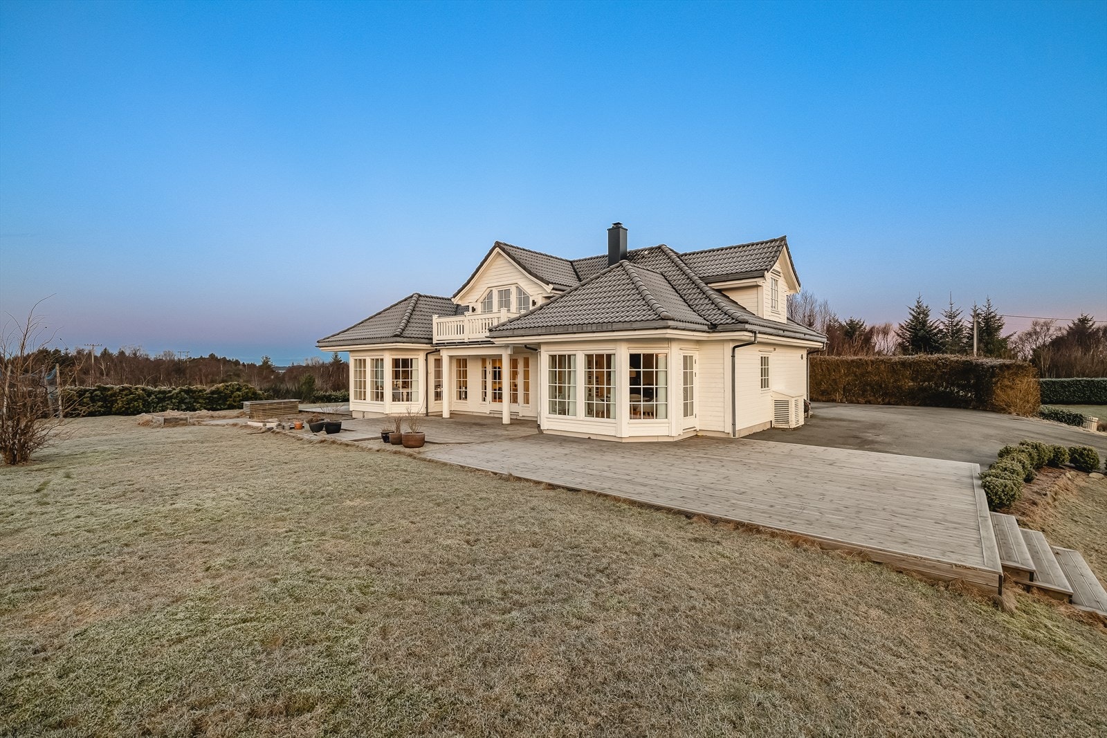 Huset har et herskapelig preg både inn- og utvendig. Ypperlig plassert på tomten for fin utnyttelse av arealet, samt mht. solforhold. Galleribilde