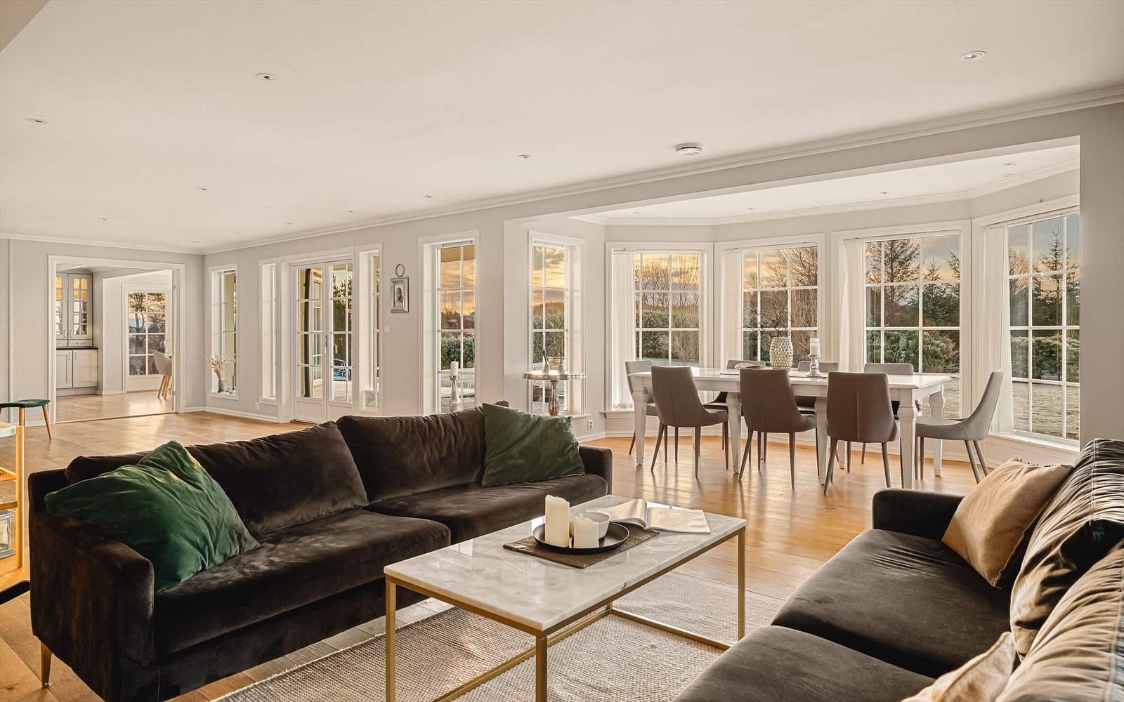 Rommet bader i dagslys gjennom de store vinduene. Utsyn mot egen hage, ingen innsyn til rommet. Galleribilde