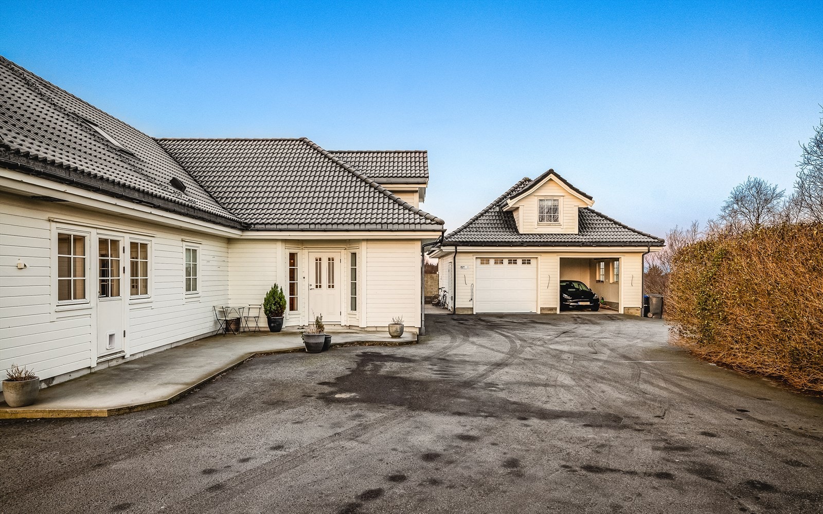 Flott inngangsparti med gårdsplass, dobbel garasje med stort loft. Inngang til huset til både hall og vaskerom. Galleribilde