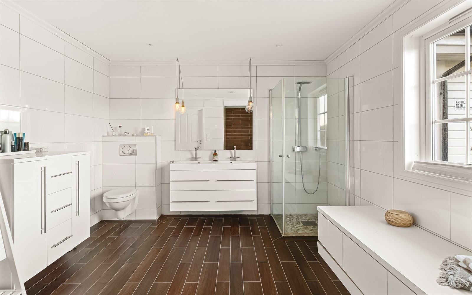 Nydelig, stort hovedbad har tilkomst både fra soverom/garderoberom og direkte fra hall. Pent helfliset. Galleribilde