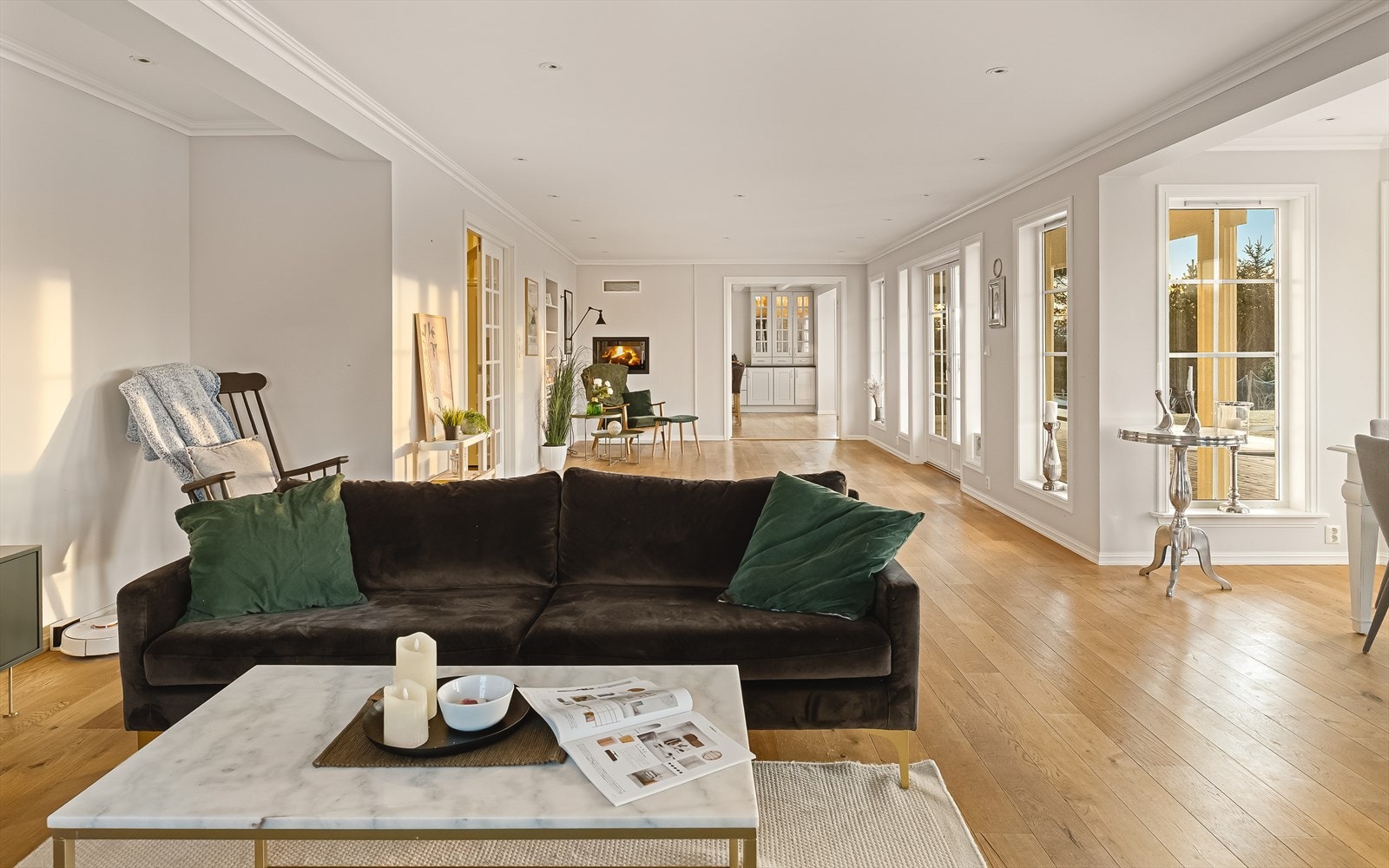 Direkte utgang til stor terrasseplatting og hage fra stue. Merk det herlige dagslyset som brer seg innover rommet. Galleribilde