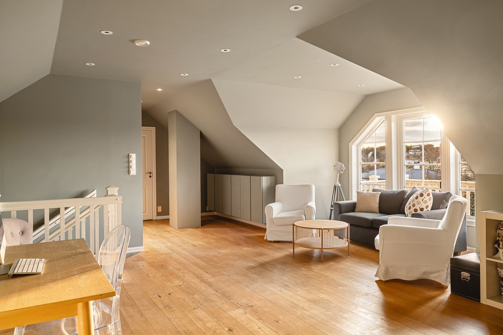 3 av soverommene er på den ene enden (bakre del av bildet), mens bad og det største rommet er i motsatt ende (fremre del av bildet). Galleribilde