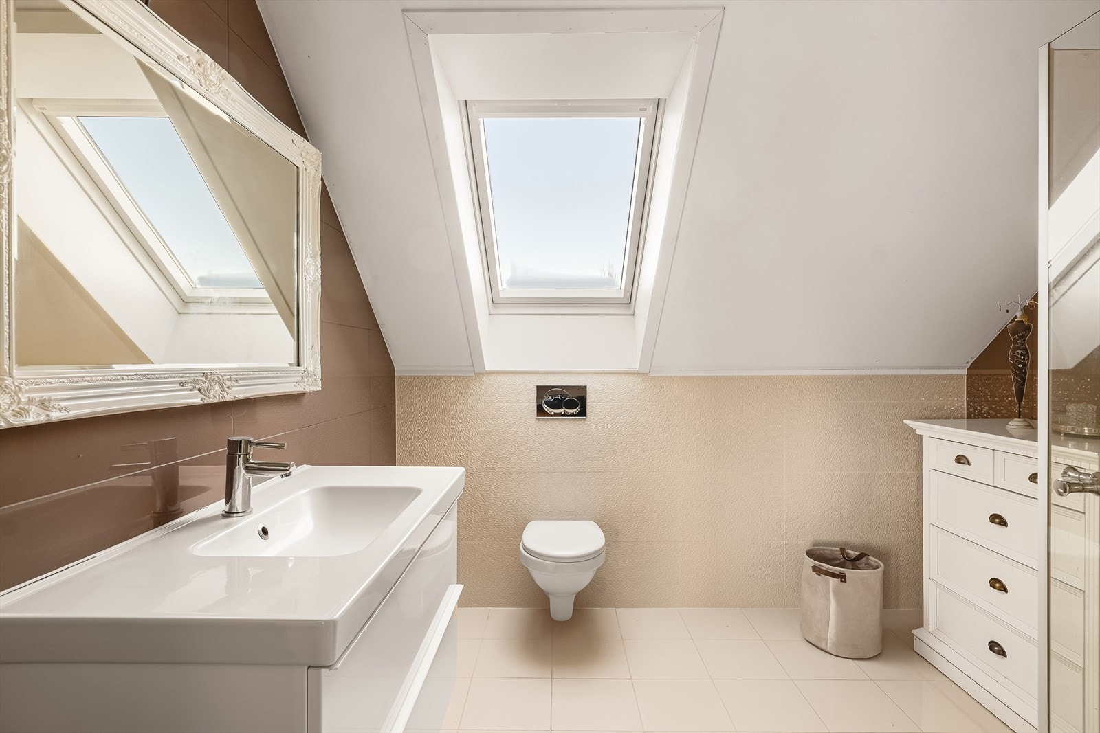 Bad er meget delikat flislagt i tråd med fargene på hovedbadet, og inneholder alt man trenger. Galleribilde