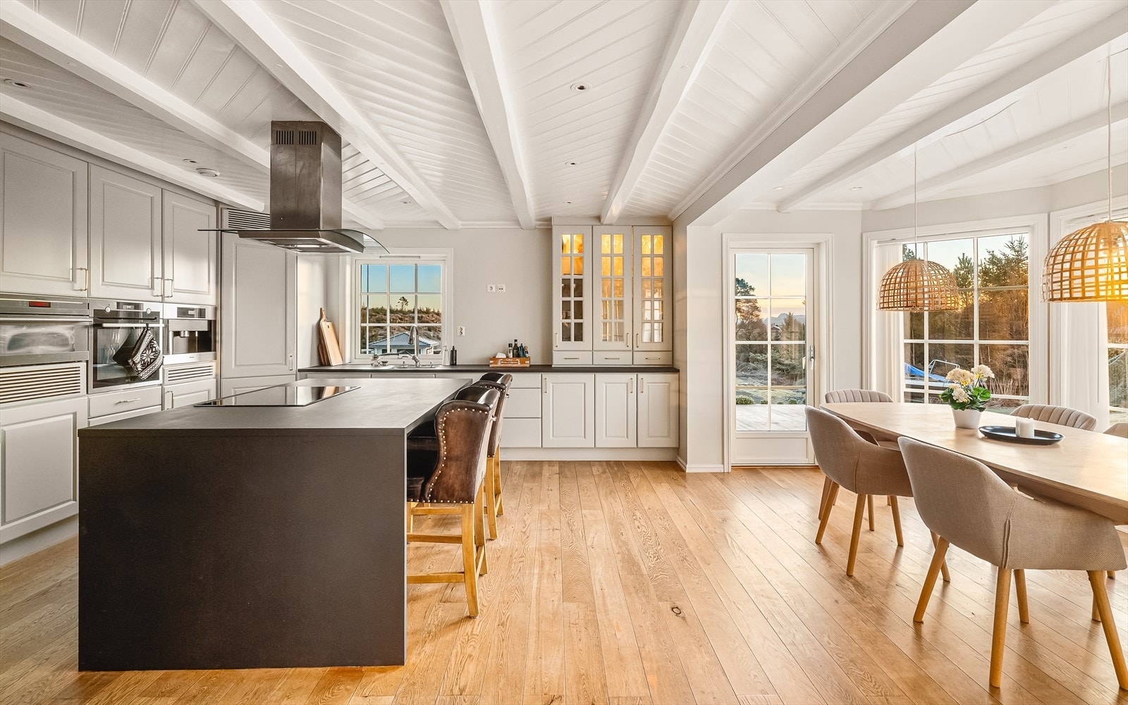 Kjøkkenet er en drøm for matlaging, trivelige hverdager og for sosiale sammenkomster. Galleribilde