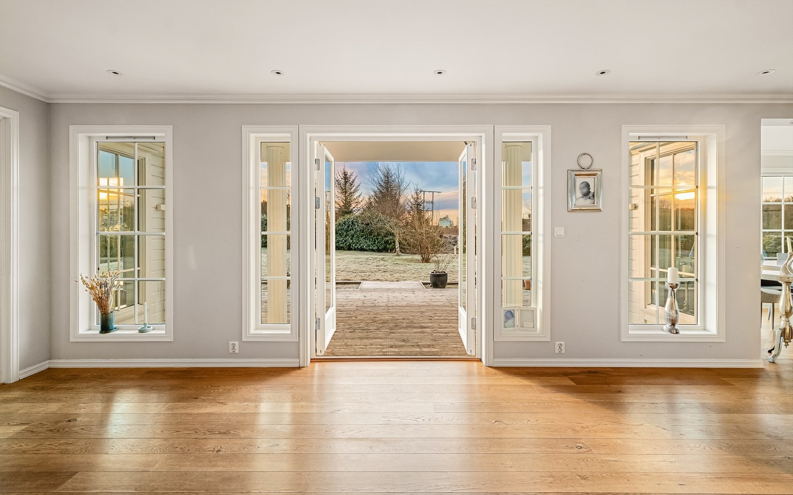 Uteplassene blir en naturlig forlengelse av rommet de fine dagene. Kort vei til måltider ute, og lek og moro for de minste. Galleribilde