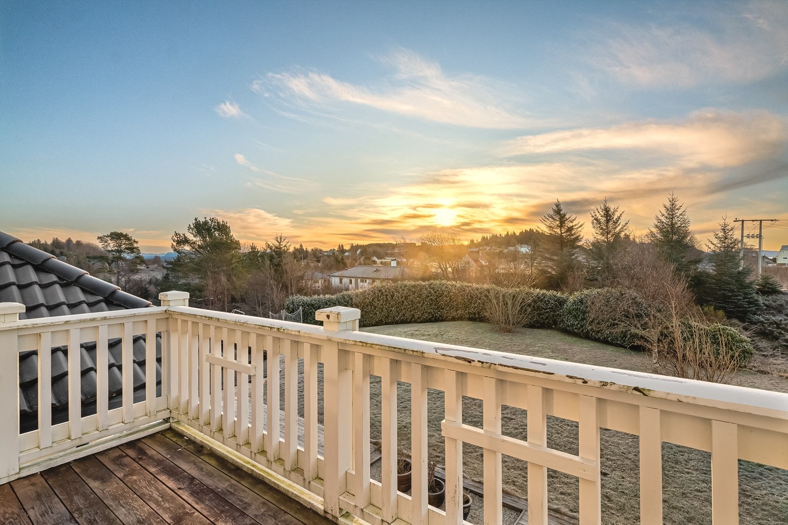 Altan som har utgang fra loftstue. Herlig utsikt og gode solforhold. Galleribilde