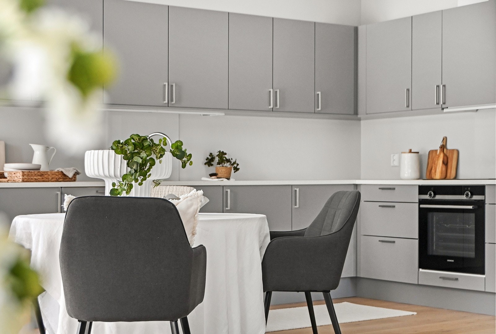 Sigdal-kjøkken med nok skapplass, smart oppbevaring og integrerte hvitevarer som gir et rent uttrykk. Galleribilde