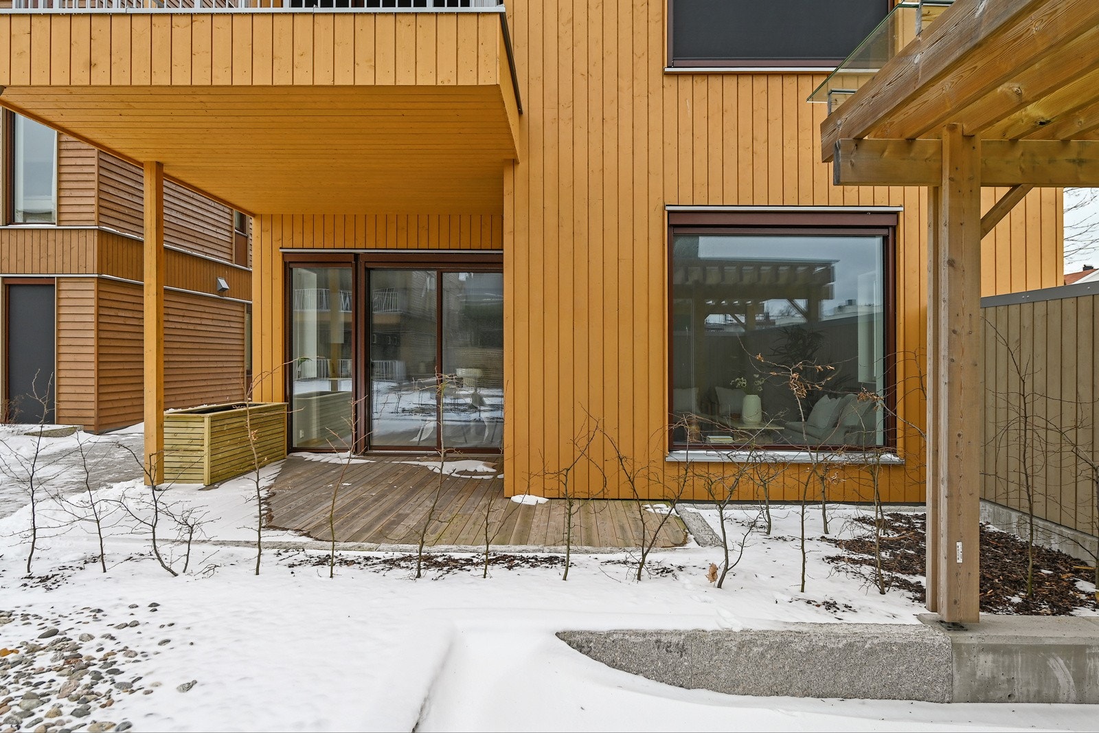 Romslig uteplass med plass til grill og sommerhygge. Galleribilde
