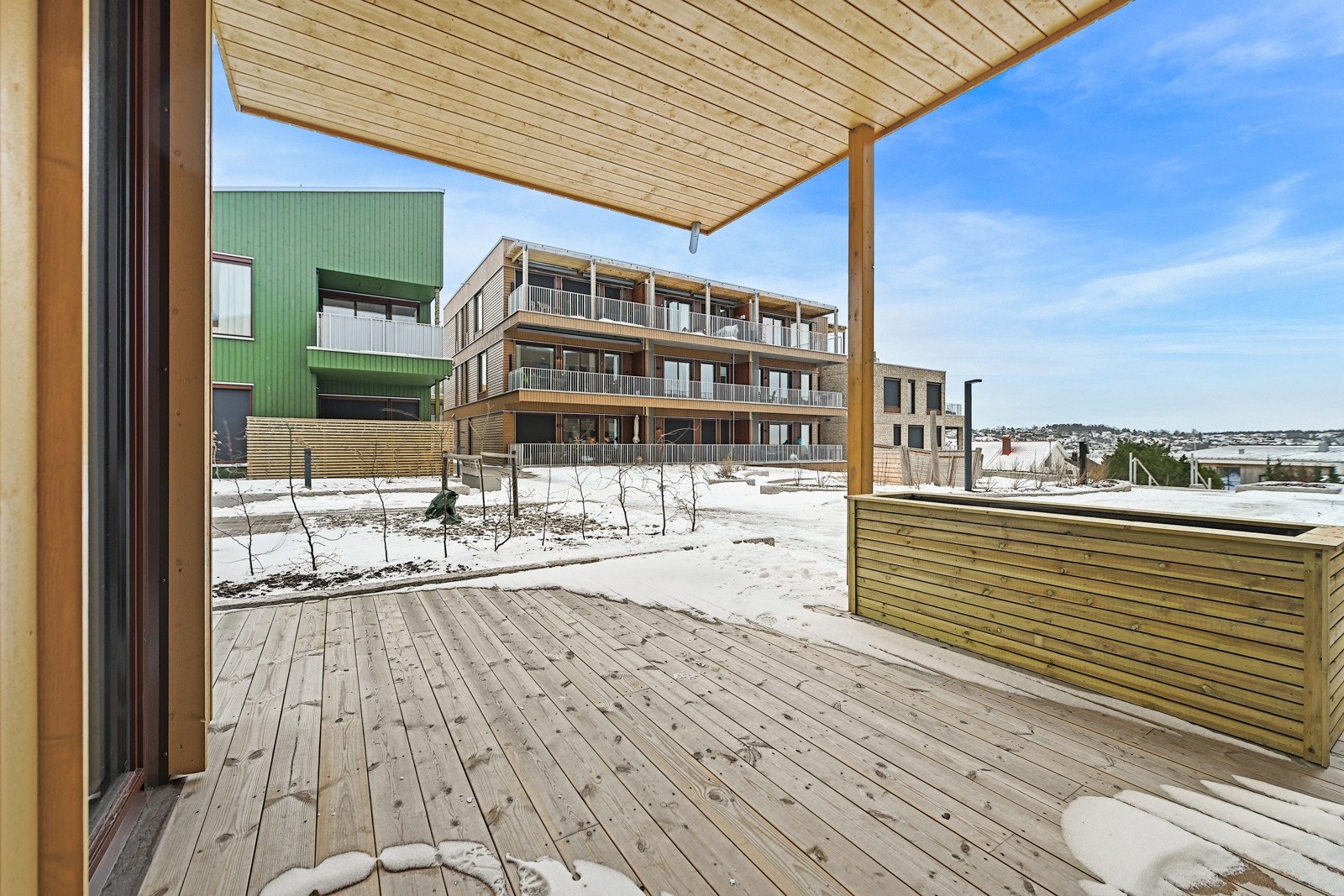 Terrassen, privat uteplass med hyggelig sjøgløtt, plass til spisegruppe og lune kvelder. Galleribilde