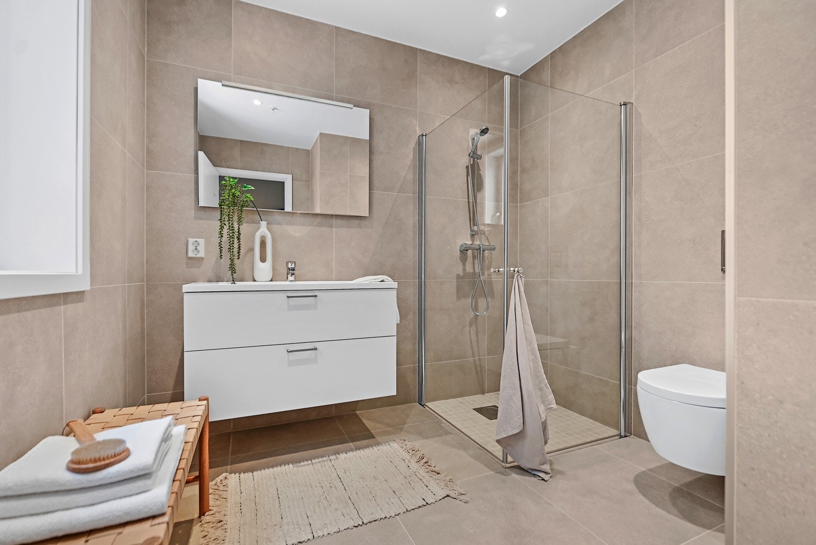 Badet, flislagt, moderne og romslig. Galleribilde