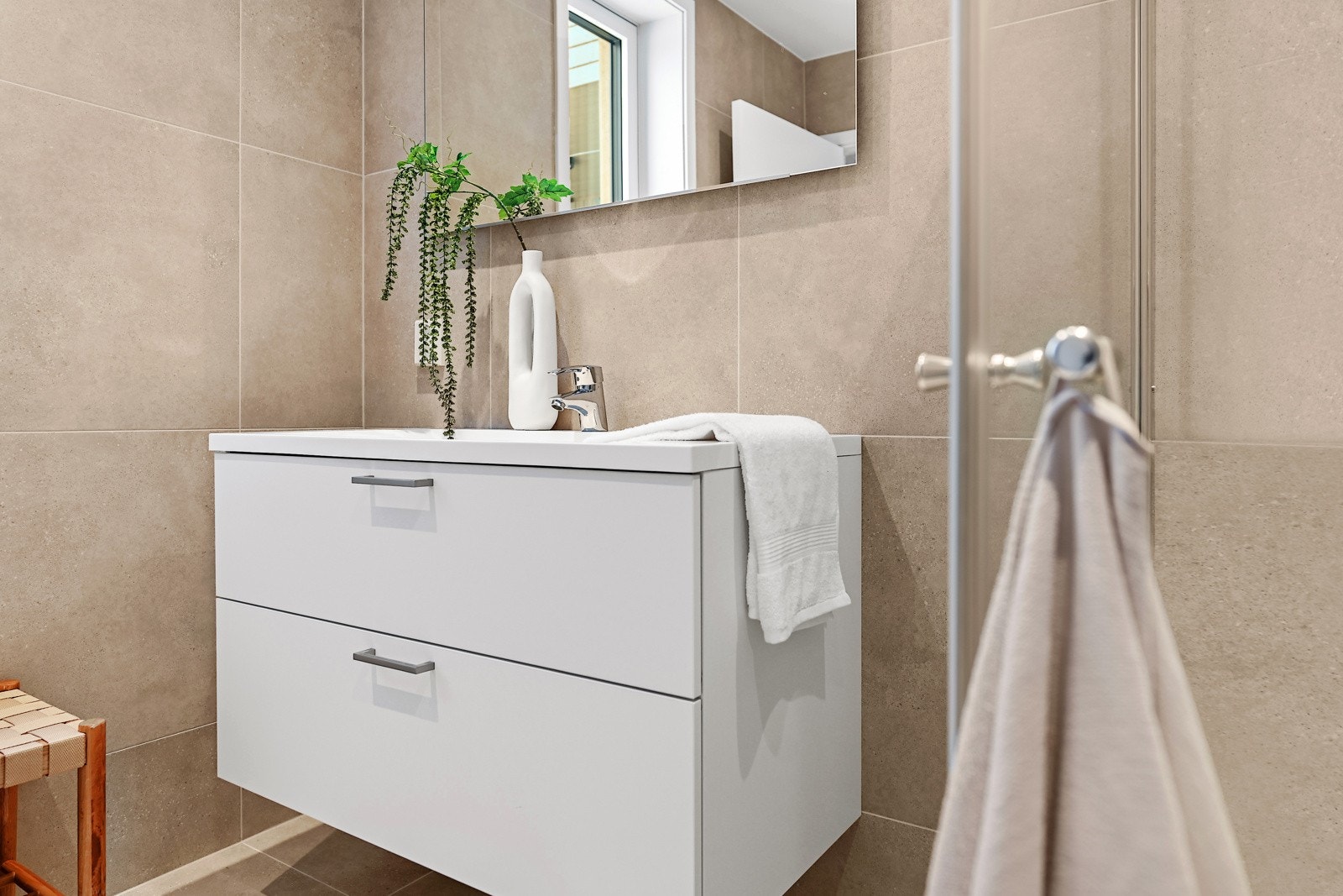 Badet har god oppbevaring, deilig gulvvarme og spoter i tak i tillegg til lysskinne over speilet. Galleribilde