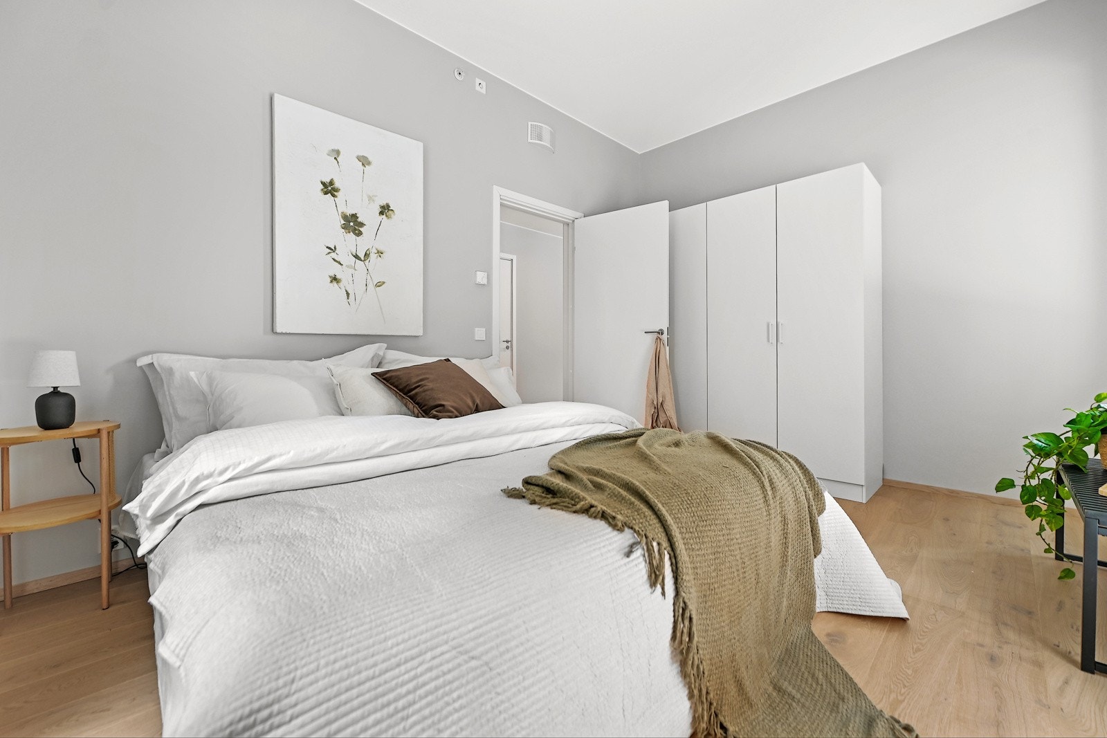 Hovedsoverommet har god plass til garderobeskap og oppbevaring. Galleribilde