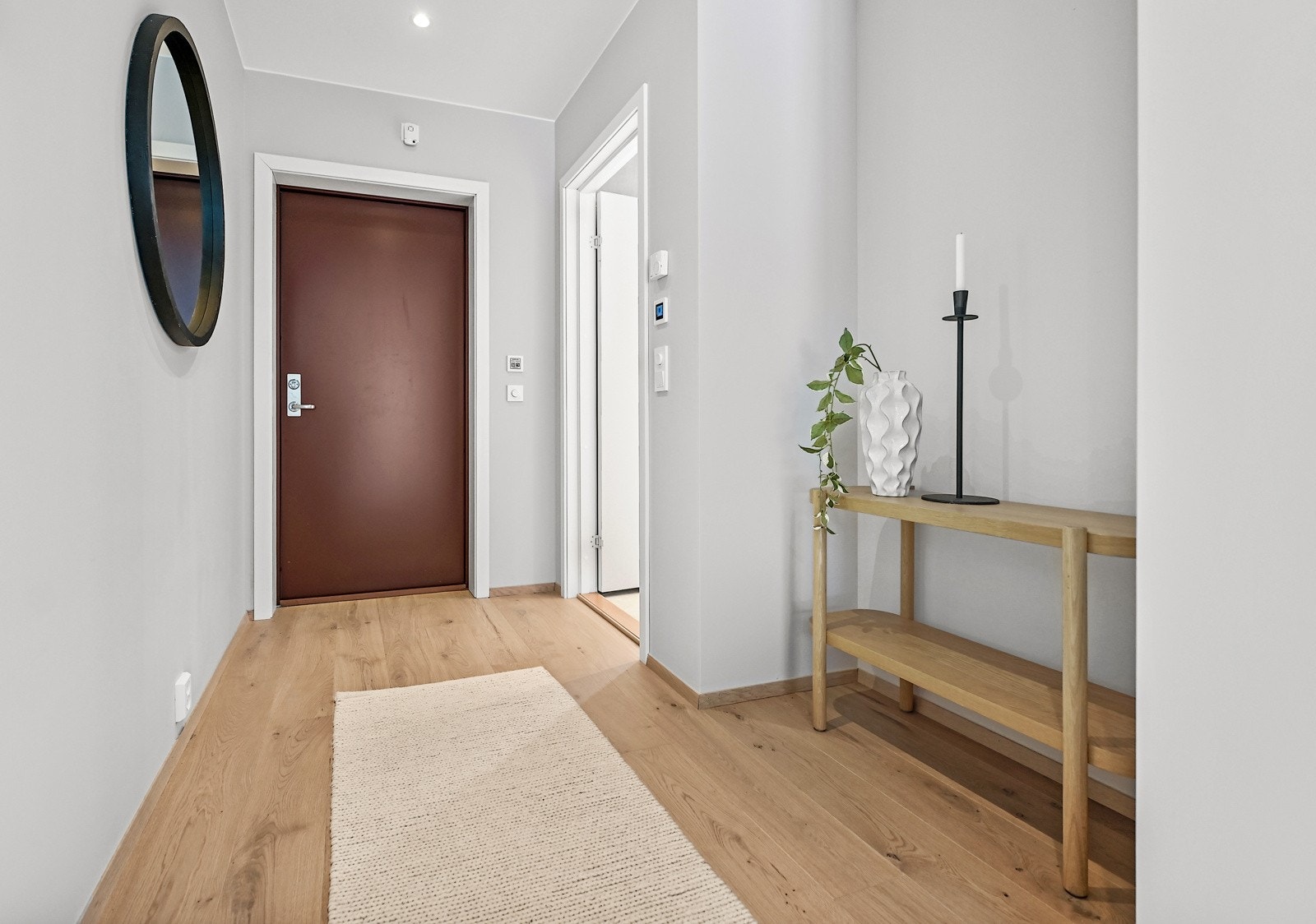 Entré med god plass til garderobe, gjennomført materialbruk og en velkomst som setter tonen for resten av hjemmet. Galleribilde
