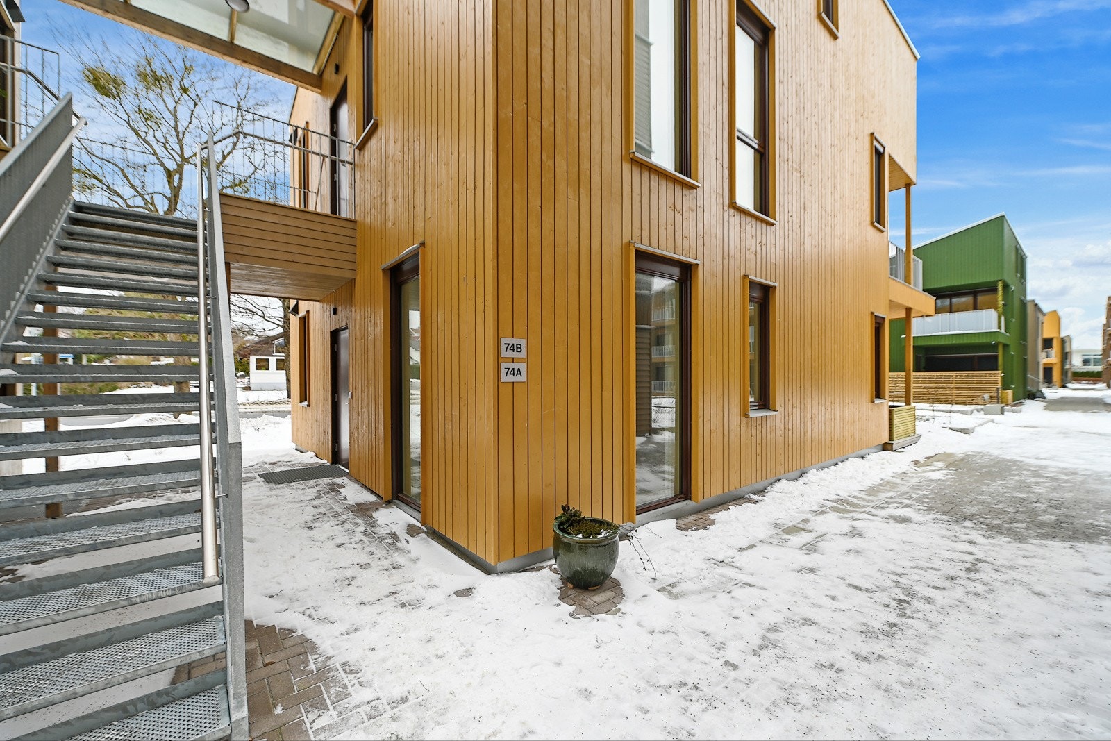 Leiligheten er frittliggende og har ingen direkte naboer på sidene. Galleribilde