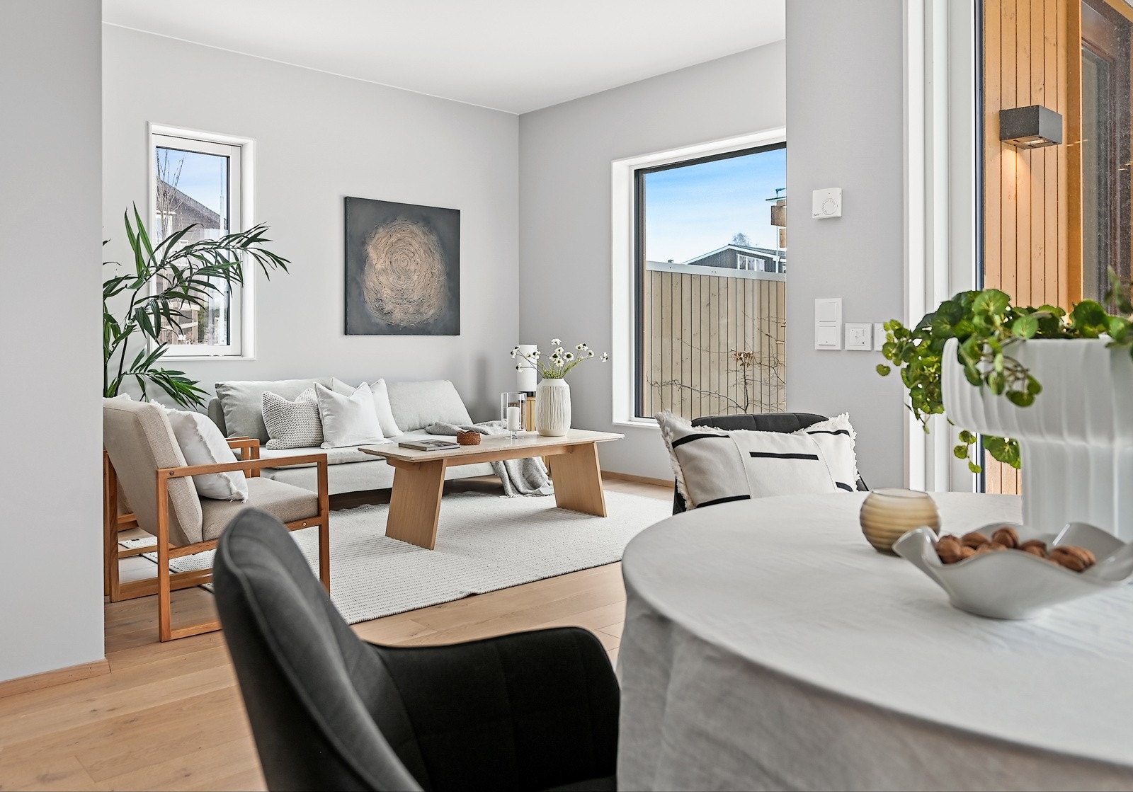 Kjøkken og spiseplass ligger litt forskjøvet til stuen, men likevel med god kontakt. Galleribilde
