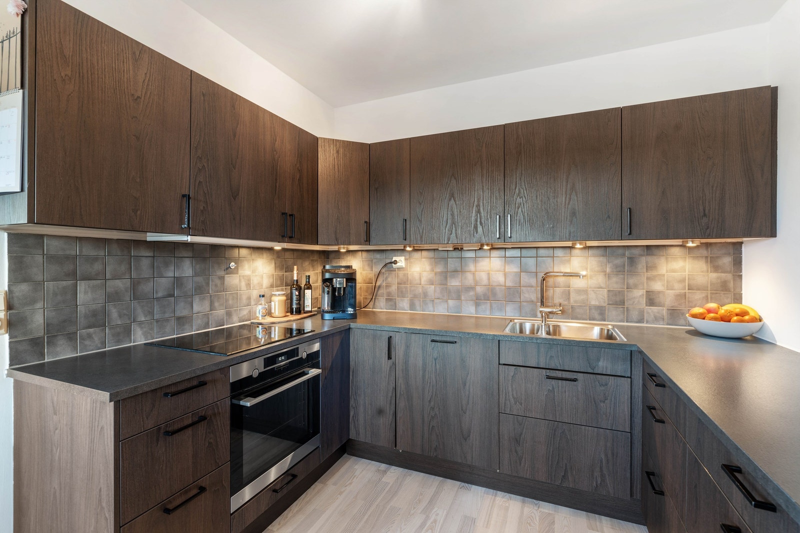 Kjøkkeninnredning fra 2020. Utstyrt med integrerte hvitevarer som stekeovn, platetopp og oppvaskmaskin. Galleribilde