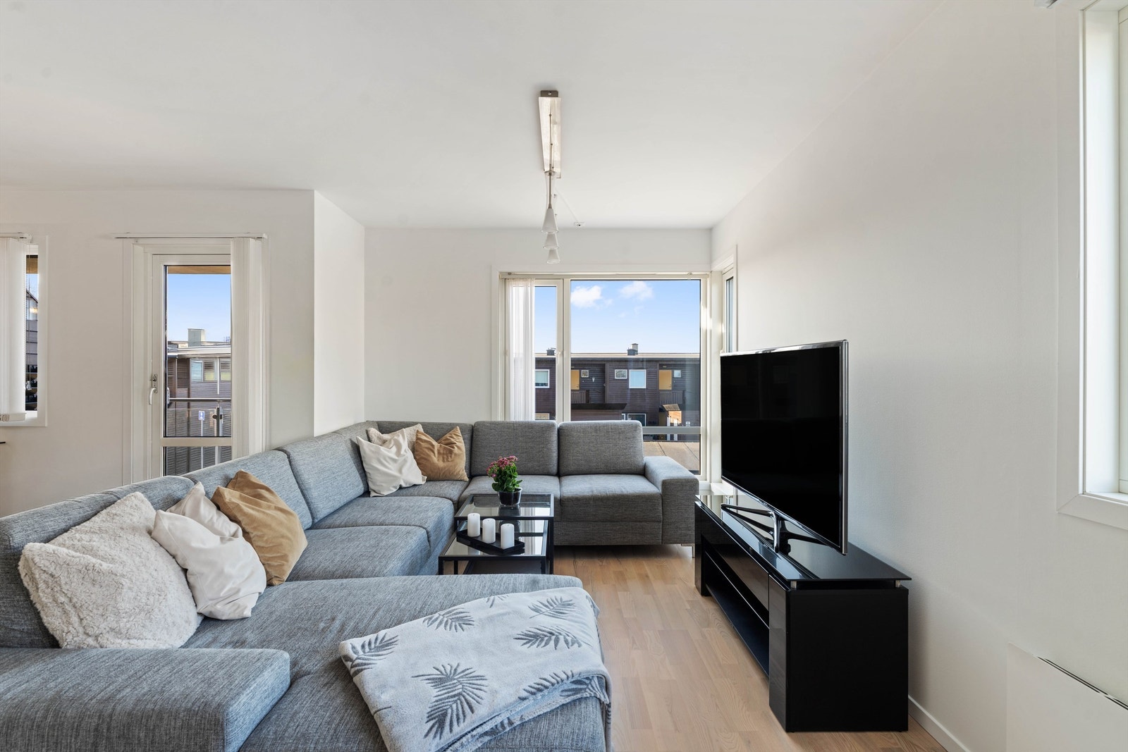 Utgang til balkong fra stue/kjøkken Galleribilde