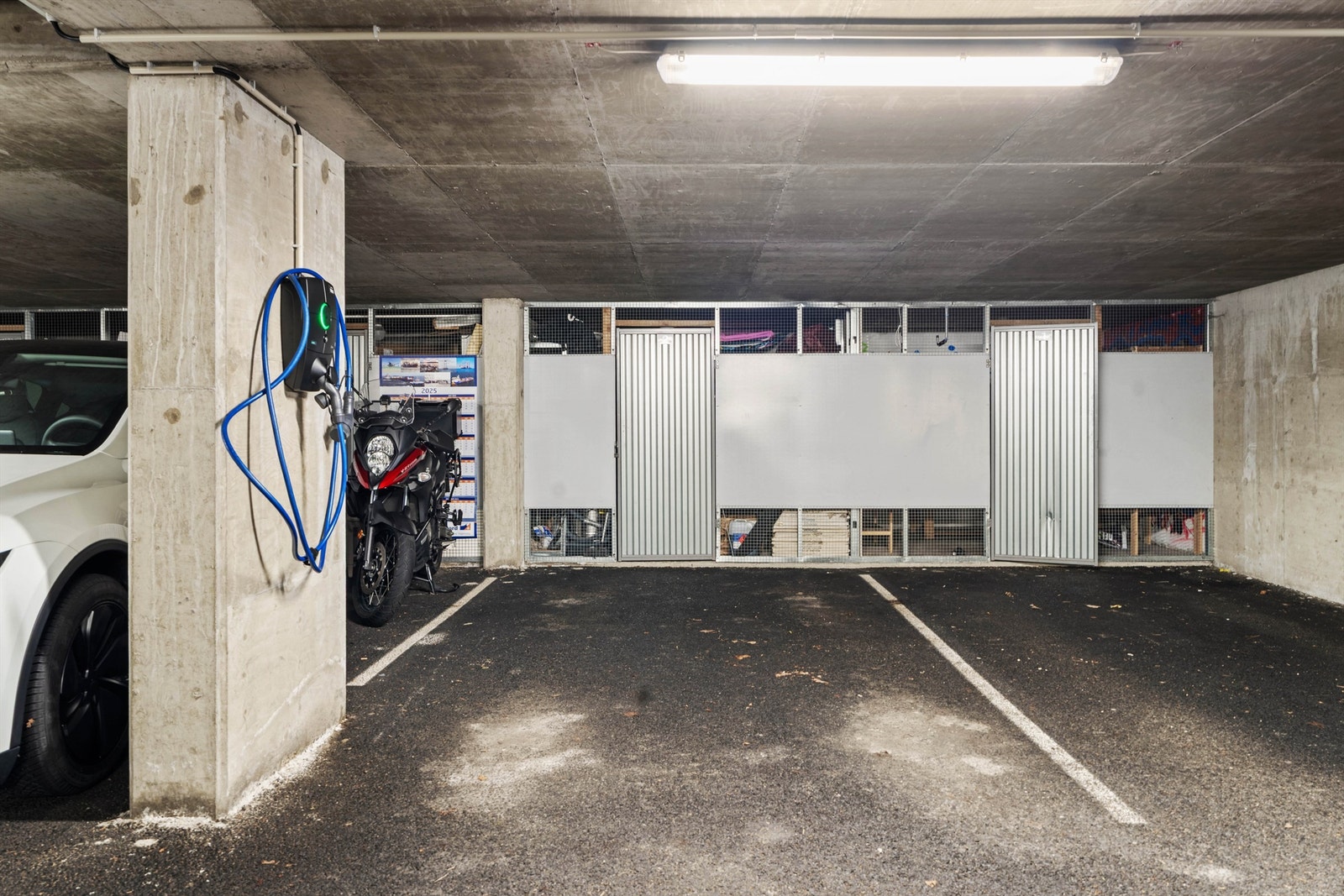 Biloppstillingsplass i lukket garasjeanlegg med tilhørende bod Galleribilde