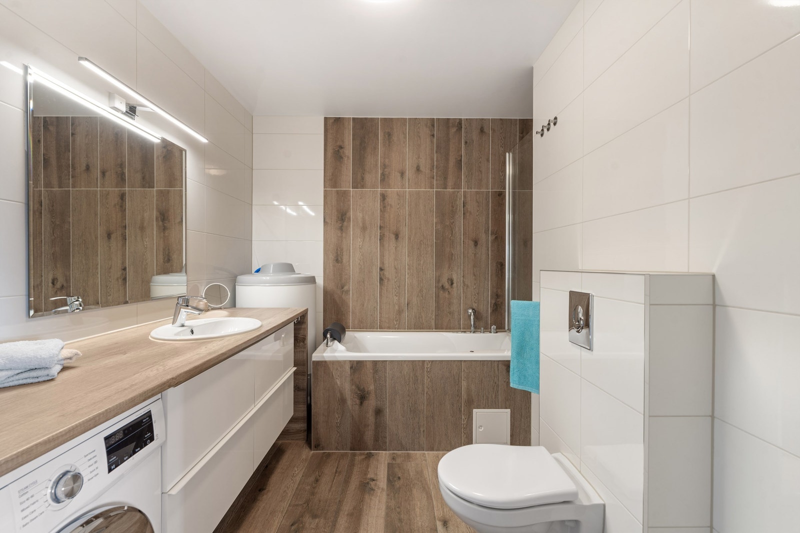 Bad er pusset opp i 2021 med nye fliser, nytt toalett, vask og dusj (ufaglært). Galleribilde