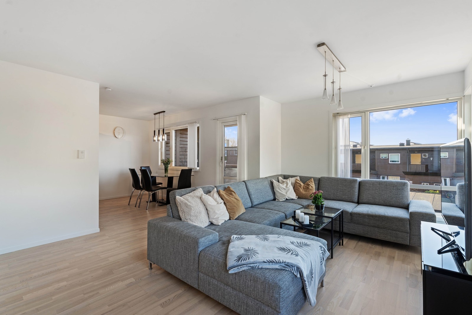 Stue og kjøkken har en delvis åpen løsning Galleribilde