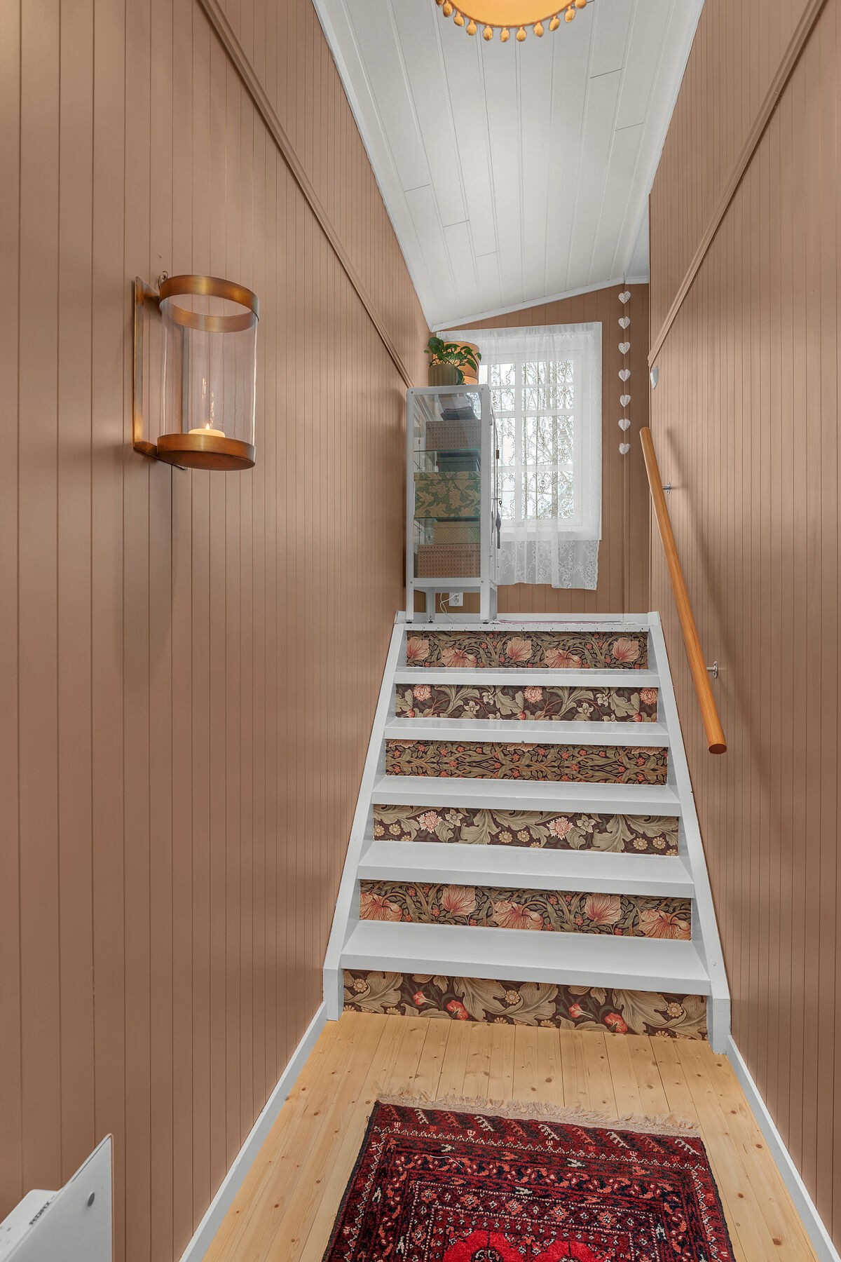 I enden av gangen er det liten trapp opp til vindu og dør inn til kontor. Galleribilde