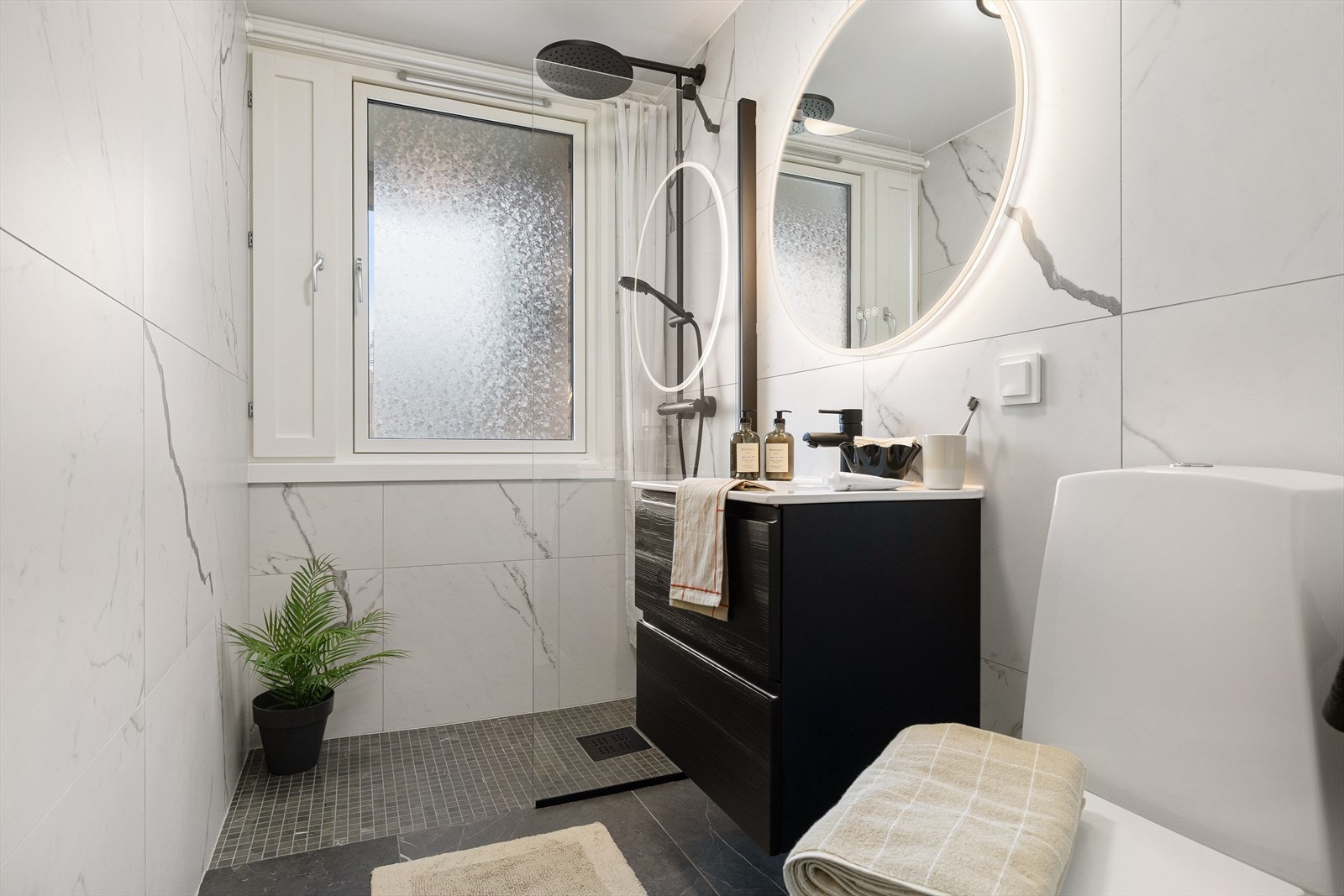 Badet ble oppgradert i 2023. Badet fremstår som moderne og stilrent med pene flislagte overflater. Det er elektriske varmekabler i gulv Galleribilde