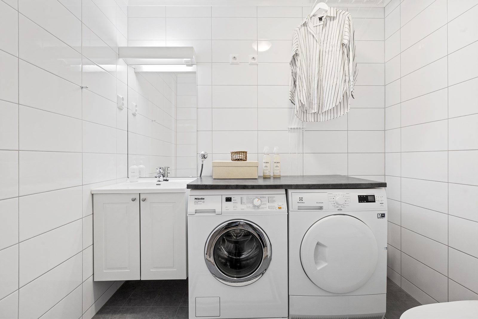 Praktisk, separat vaskerom med toalett, servant og opplegg for vaskesøyle. Galleribilde