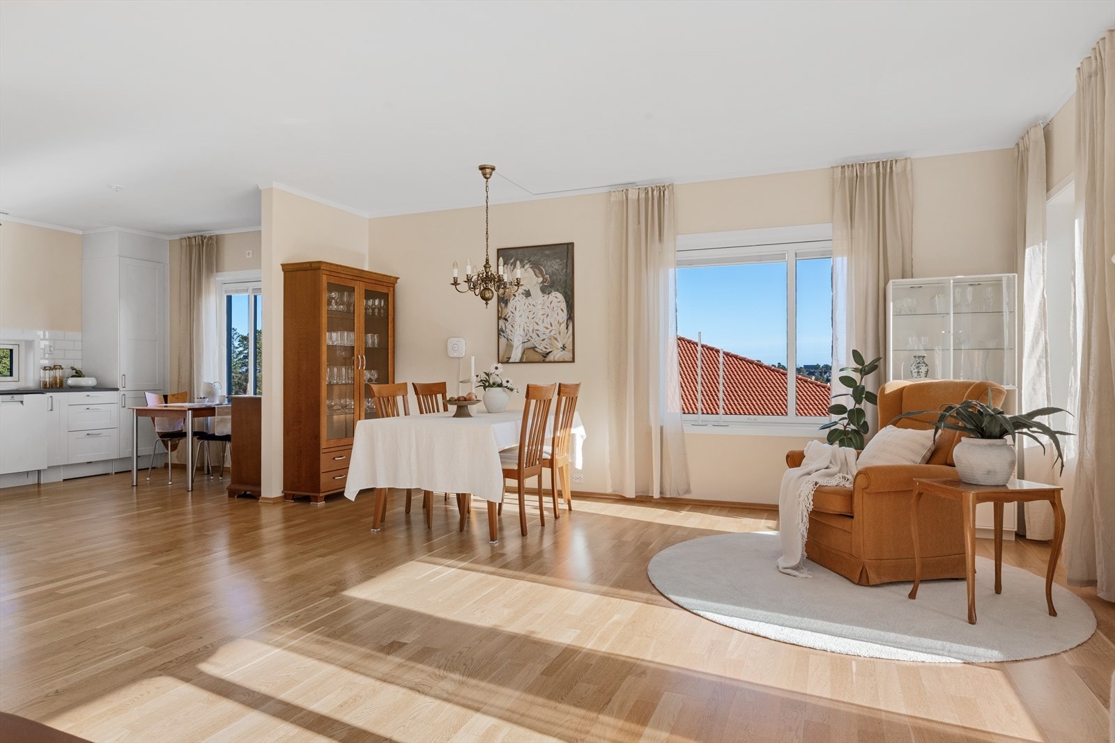 Leiligheten har vannbåren gulvvarme i de fleste rom, som sikrer en jevn og behagelig temperatur. Galleribilde