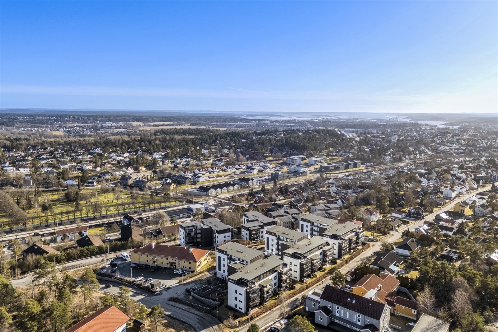 Med bussholdeplass rett ved boligen og Fredrikstad stasjon kun 7 minutters biltur unna, er det gode pendlermuligheter. Galleribilde