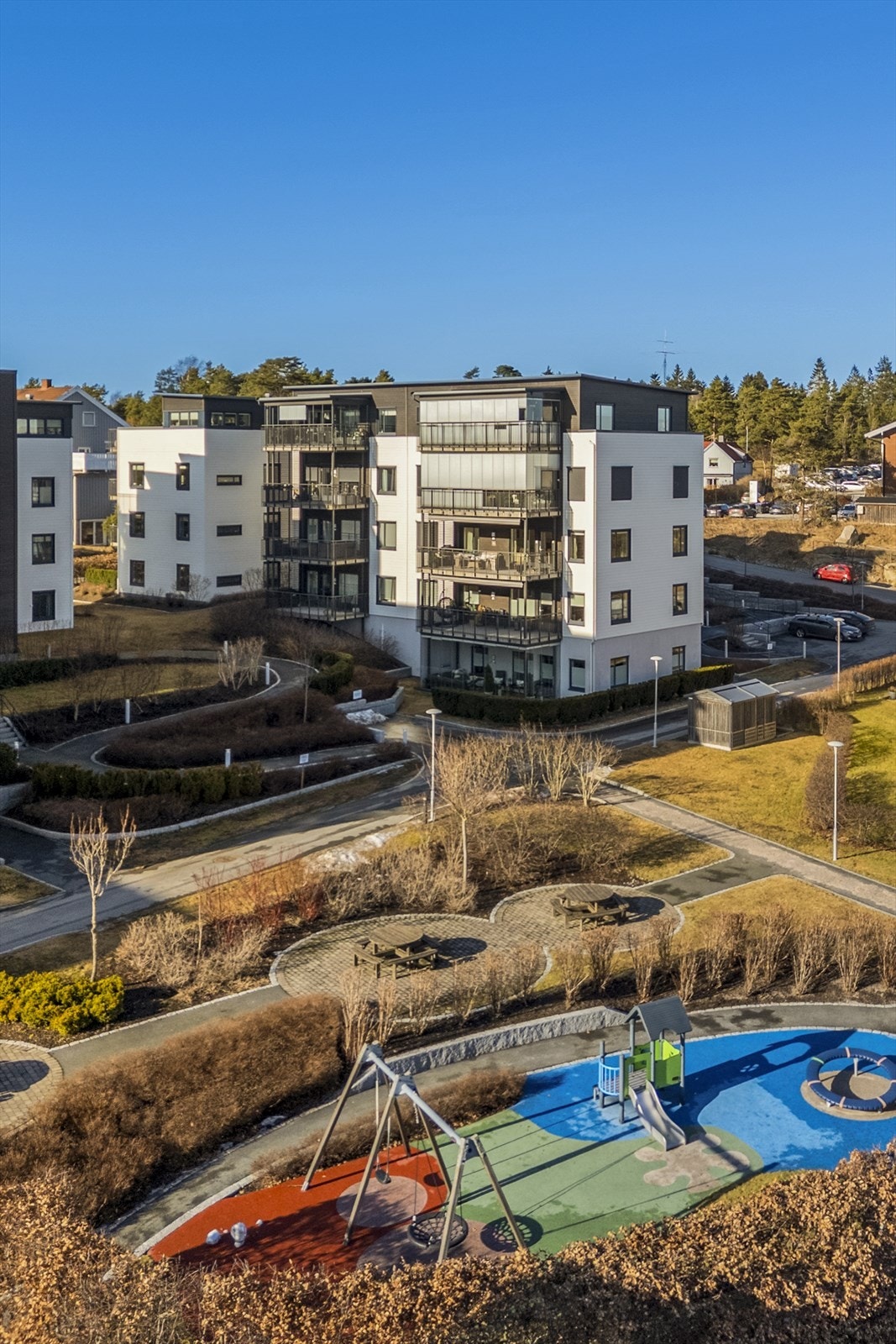 Leiligheten har tilhørende parkeringsplass i felles garasjeanlegg og en bod i kjeller. Galleribilde