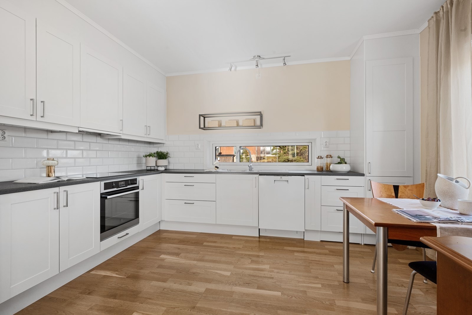 Godt med skap- og benkeplass gjør kjøkkenet både funksjonelt og ryddig. Galleribilde