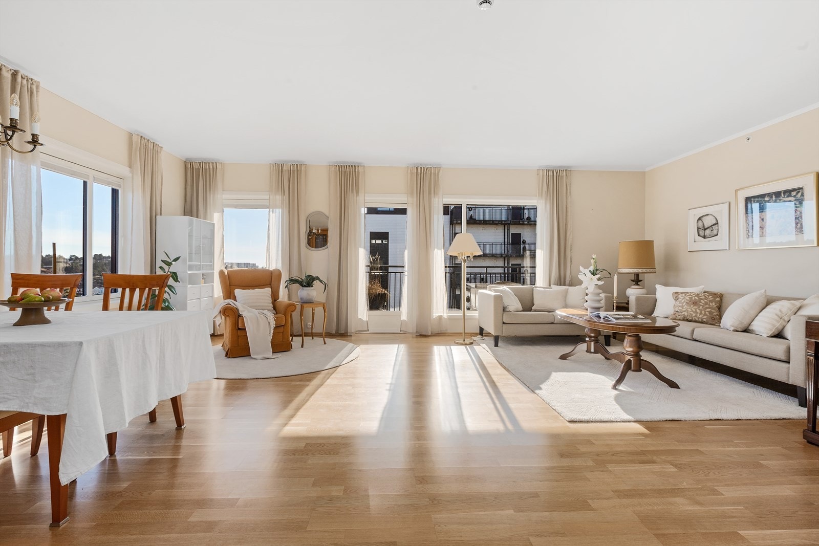 Den åpne løsningen mellom stue og kjøkken skaper en sosial og innbydende atmosfære. Galleribilde