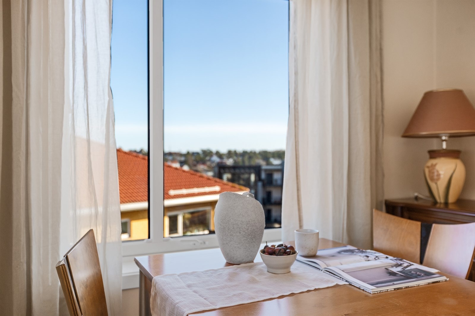 Kjøkkenet har en god størrelse med rom for egen spiseplass ved kjøkkenvinduet. Galleribilde