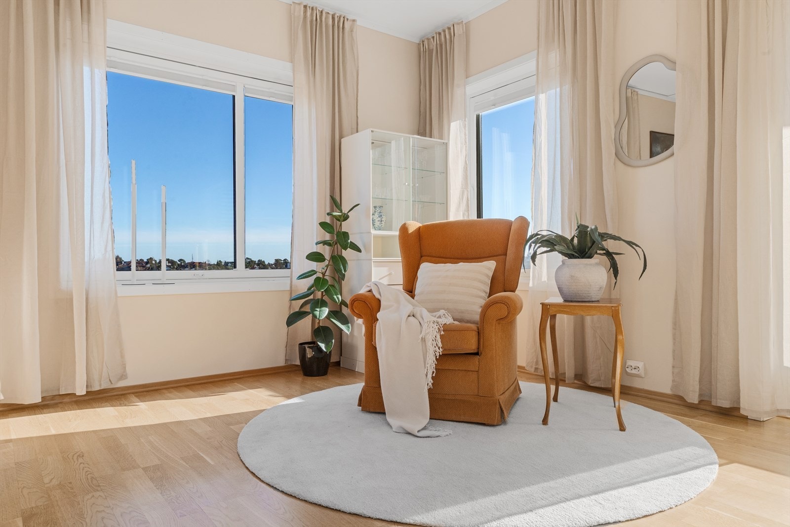 Som endeleilighet har boligen vinduer på flere sider, noe som gir gode lysforhold. Galleribilde