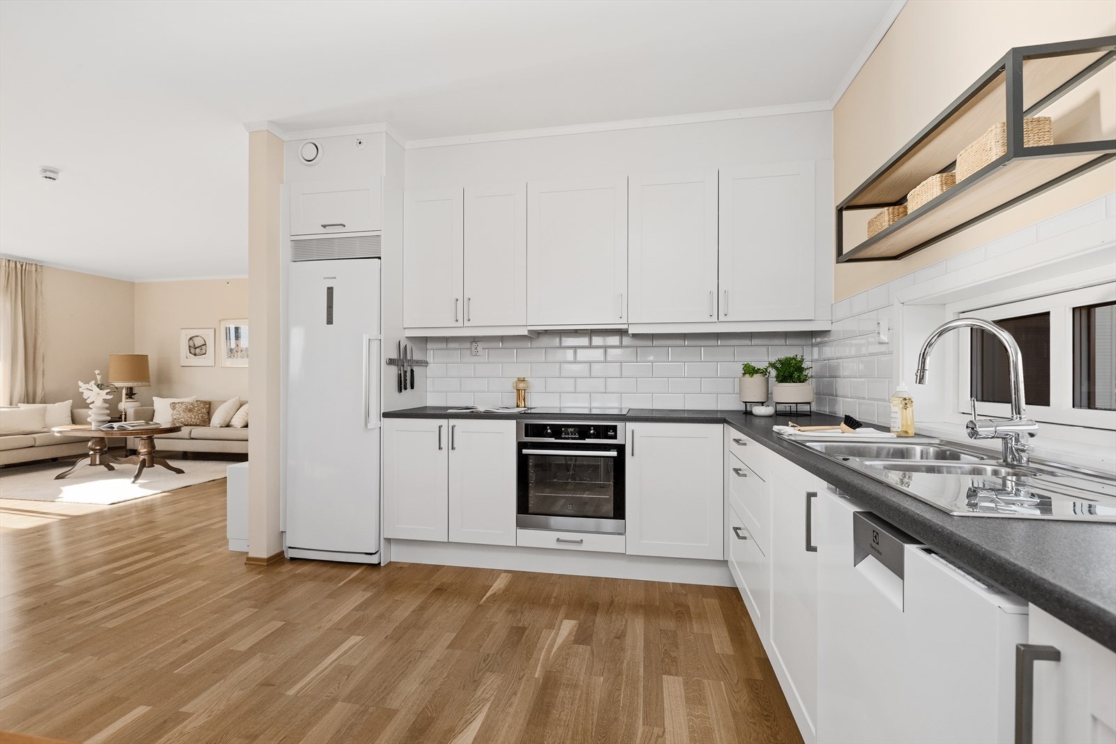 For ekstra trygghet er kjøkkenet utstyrt med komfyrvakt og vannstoppsystem. Galleribilde