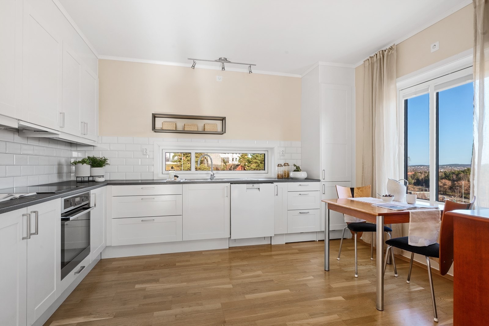 Moderne Sigdal-kjøkken med profilerte fronter og integrert platetopp og stekeovn. Galleribilde