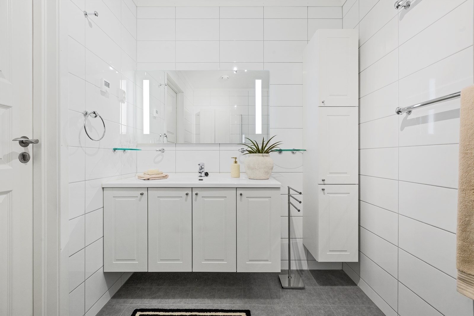 Badet har et tidløst design men med moderne kvaliteter som vannbåren gulvvarme og balansert ventilasjon. Galleribilde