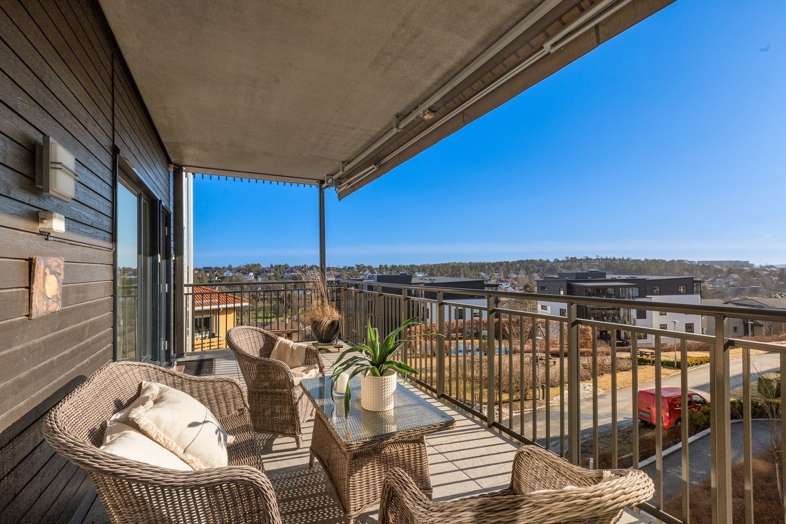 Stor og herlig overbygd balkong på ca. 20 m² utvider leilighetens sosiale sone. Galleribilde